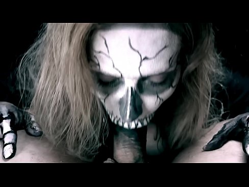 ❤️ Demon cailín sucking coileach lena béal dubh agus shlogtha cum. ️ Fucking ag ga.super-vip.top ☑
